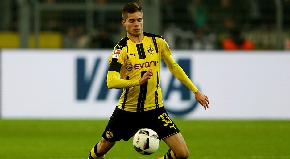 
                <strong>Mittelfeld: Julian Weigl (21 Jahre)</strong><br>
                Eigentlich ist es unvorstellbar, dass auch Julian Weigl erst 21 Jahre alt ist. Gefühlt lenkt der Mittelfeldspieler schon seit einer halben Ewigkeit das Aufbauspiel der Borussia. Gefühlt ist auch halb Europa hinter dem Hochbegabten her. Für den BVB wäre ein Abgang mittlerwiele eine Katastrophe. Denn ohne den Taktgeber gerät das BVB-Spiel ganz schnell aus dem Tritt. Oder wie Ex-Coach Thomas Tuchel es einmal ausdrückt: "Wenn Julian in der Mitte spielt, ist der Ball von A nach B eine halbe Sekunde schneller da, als wenn er nicht spielt."
              