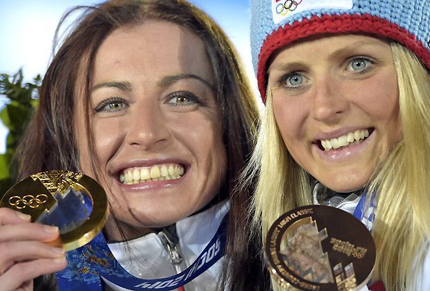 
                <strong>Justyna Kowalczyk und Therese Johaug</strong><br>
                Skilanglauf von seiner schönsten Seite: Während Justyna Kowalczyk die Goldmedaille gewann, holte die Norwegerin Johaug (r.) in Sotschi eine Silber- und eine Bronzemedaille.
              