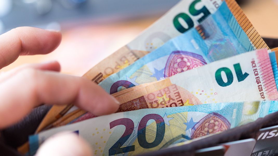 Im Bundesland Nordrhein-Westfalen erhalten Rentenbeziehende neben Saarland am meisten Geld. 
© Christoph Schmidt/dpa