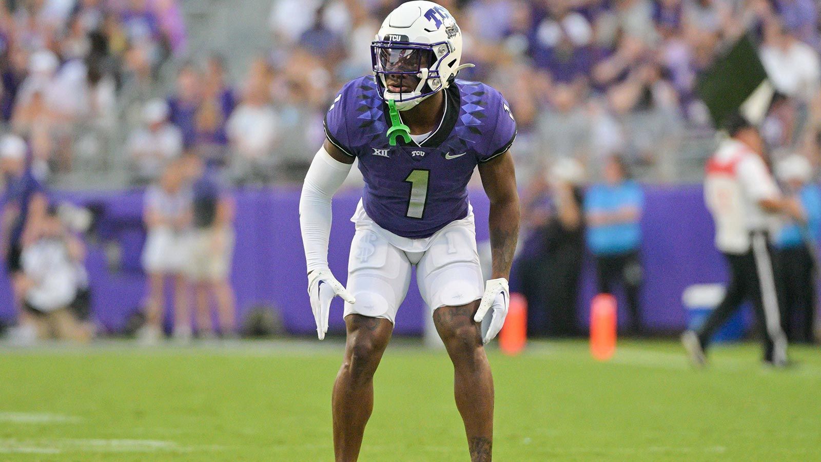 
                <strong>Familienbande Teil 4</strong><br>
                Für ein wenig Rivalität in der Familie dürfte der 182. Pick der Los Angeles Rams gesorgt haben. Diesen nutzten die Rams für Tre'Vius Hodges-Tomlinson, einen Cornerback der Texas Christian University. Dieser ist der Neffe von LaDainian Tomlinson – seines Zeichens Vereins-Legende der Los Angeles Chargers. Den Haussegen könnte vielleicht noch retten, dass die Chargers zu Zeiten von Tomlinson ausschließlich in San Diego spielten.
              