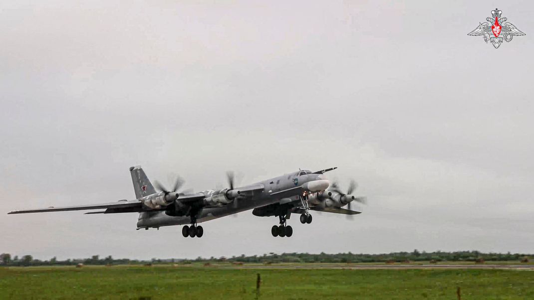 Ein Tu-95-Bomber der russischen Luftwaffe beim Start anlässlich eines Trainingseinsatzes.(Symbolbild)