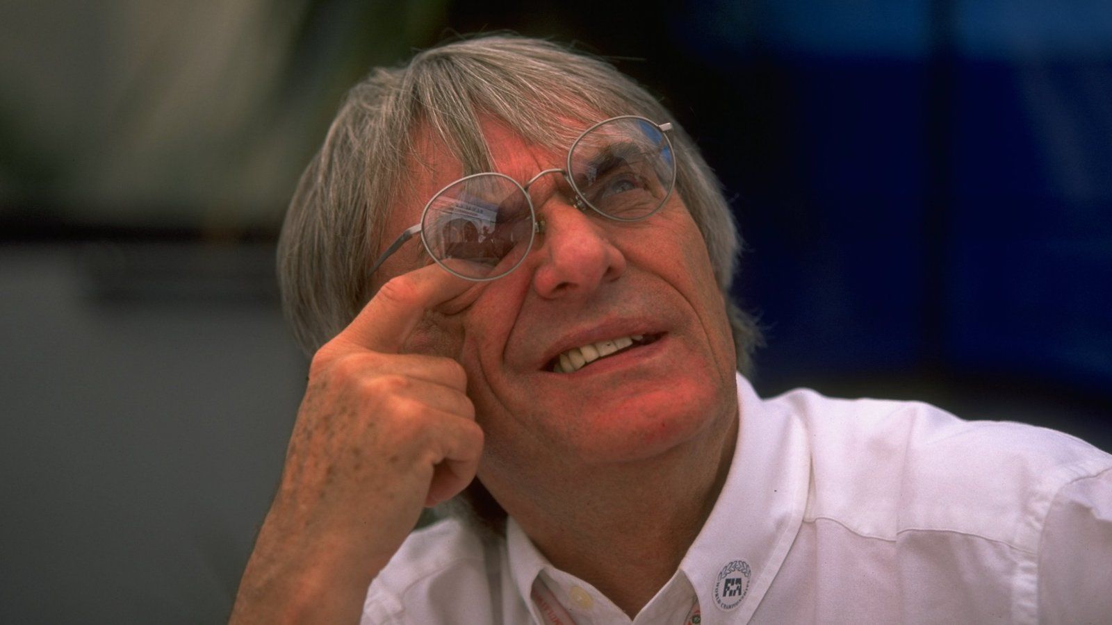 
                <strong>1979-1982: Der "FOCA-FISA-Krieg"</strong><br>
                Bernie Ecclestone (Bild) legt sich als Chef der Konstukteursvereinigung FOCA mit der FIA-Organisation FISA an. Die FOCA hatte sich als Instanz der Privatteams gebildet, ihr Rechtsbeistand war der Ecclestone-Vertraute Max Mosley. Jahrelang bekämpft Ecclestone die FISA, der Streit eskaliert 1982. Brabham-Fahrer Nelson Piquet gewinnt das Rennen in Brasilien, wird aber nachträglich disqualifiziert, weil er einen illegalen Wassertank im Auto hat. Daraufhin boykottieren alle FOCA-Teams das Rennen in Imola. 
              