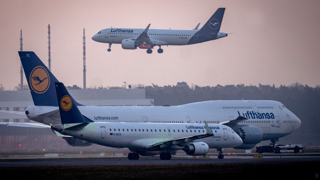 Lufthansa-Chef Carsten Spohr kündigte am Freitag (3. März) an, dass die Ticketpreise der Lufthansa teurer werden.