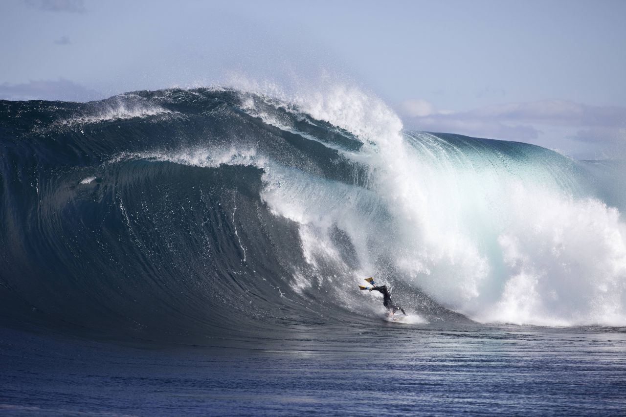 
Shipstern Bluff, Tasmanien: Um den Spot vor der Südwestküste zu erreichen, ist eine 30-minütige Boot- oder Jetski-Fahrt nötig. Dort draußen dann treffen die kraftvollen Swells aus dem Arktischen Ozean ungebremst auf eine flache Riff-Kante und erzeugen eine bis zu 10 Meter hohe "Slab Wave". Problem 1: Der "Drop" ist extem schwierig. Problem 2: An der Wellenwand bilden sich wie aus dem Nichts Stufen. Problem 3: Wer es durch d