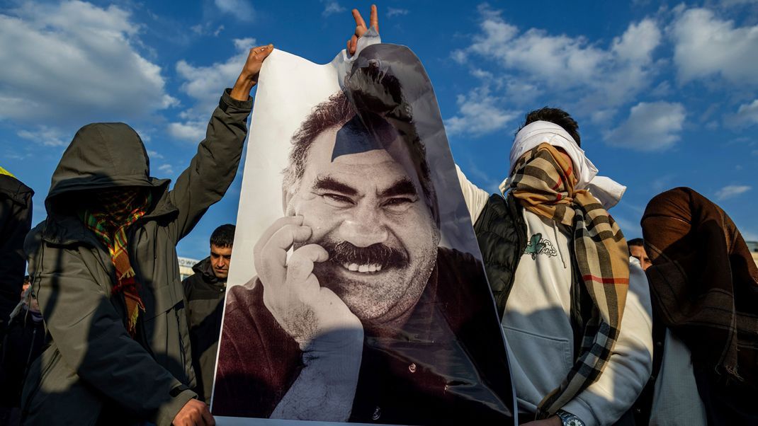 27. Februar 2025, Türkei, Diyarbakir: Jugendliche mit einem Plakat des inhaftierten Anführers der Arbeiterpartei Kurdistans (PKK), Öcalan