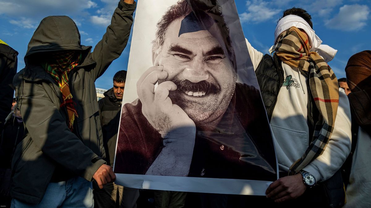 27. Februar 2025, Türkei, Diyarbakir: Jugendliche mit einem Plakat des inhaftierten Anführers der Arbeiterpartei Kurdistans (PKK), Öcalan