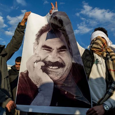 27. Februar 2025, Türkei, Diyarbakir: Jugendliche mit einem Plakat des inhaftierten Anführers der Arbeiterpartei Kurdistans (PKK), Öcalan