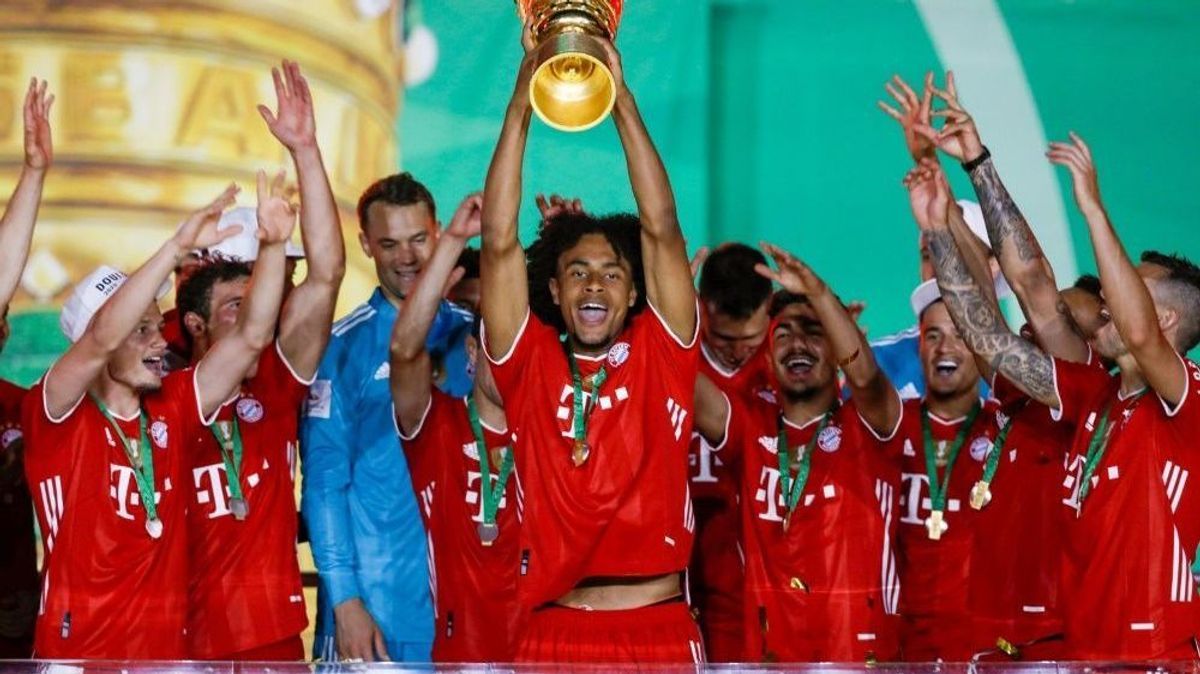Joshua Zirkzee stemmt den DFB-Pokal in die Luft