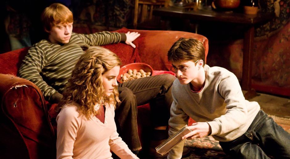 
                <strong>Film: Harry Potter Teil 6 läuft</strong><br>
                Film: Nach der Veröffentlichung im Sommer läuft in den deutschen Kinos noch immer der sechste Teil der Harry-Potter-Reihe "Harry Potter und der Halbblutprinz" hoch und runter. Kaum vorstellbar, dass zu diesem Zeitpunkt irgendein Hogwarts-Fan den Film noch nicht gesehen hat. Ob auch die damaligen HSV-Profis im Kino waren? Unklar. Doch es erscheint fast schon wie Zauberei, wie rund es zu diesem Zeitpunkt bei den "Rothosen" läuft ... 
              