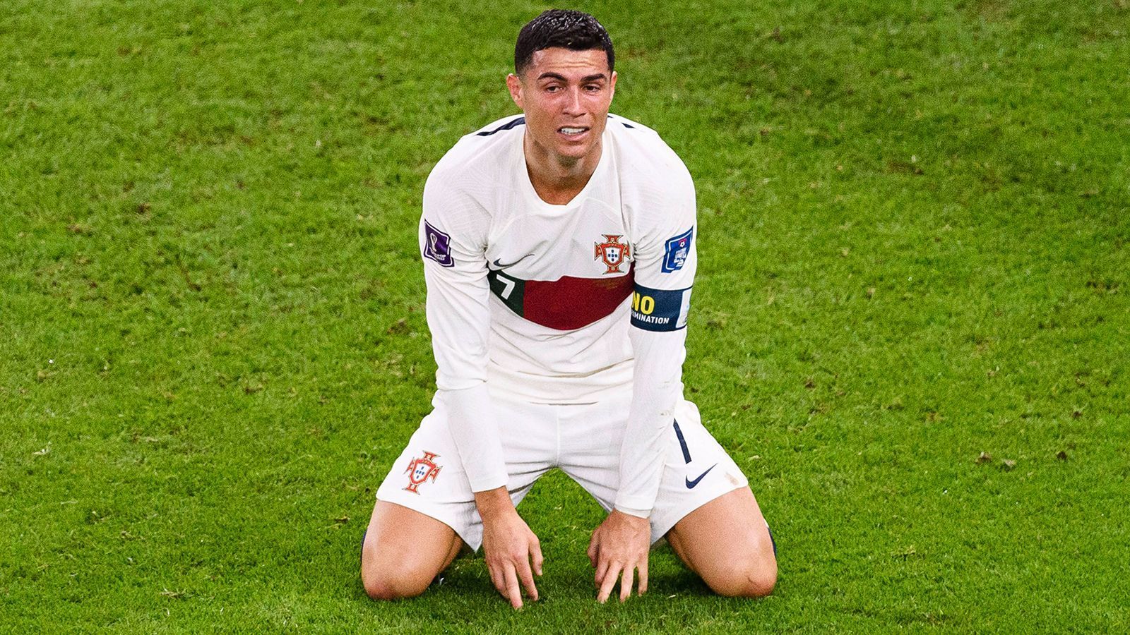 
                <strong>Cristiano Ronaldo (Portugal)</strong><br>
                Traf im ersten Vorrundenspiel per Elfmeter und erzielte damit als erster Spieler überhaupt bei fünf Weltmeisterschaften mindestens ein Tor, verlor während des Turniers aber seinen Stammplatz und seinen Vertrag bei Manchester United. Auch konnte er das Aus im Viertelfinale gegen Marokko nicht verhindern und brach noch auf dem Platz in Tränen aus. Trotzdem will der 37-Jährige der Nationalmannschaft noch nicht den Rücken kehren und 2024 an der EM in Deutschland teilnehmen.
              