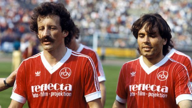
                <strong>1. FC Nürnberg</strong><br>
                1. FC Nürnberg: Und wieder ein Fehlstarter, diesmal im Frankenland. Der Club geht 1981/82 mit fünf Pleiten in die Spielzeit. Ein torloses Remis gegen Stuttgart beendet die Pleitenserie, bevor es eine Woche später erneut eine Niederlage gibt: 2:4 in Gladbach. Am Ende schaffen die Nürnberger trotz des miesen Starts den Klassenerhalt.
              