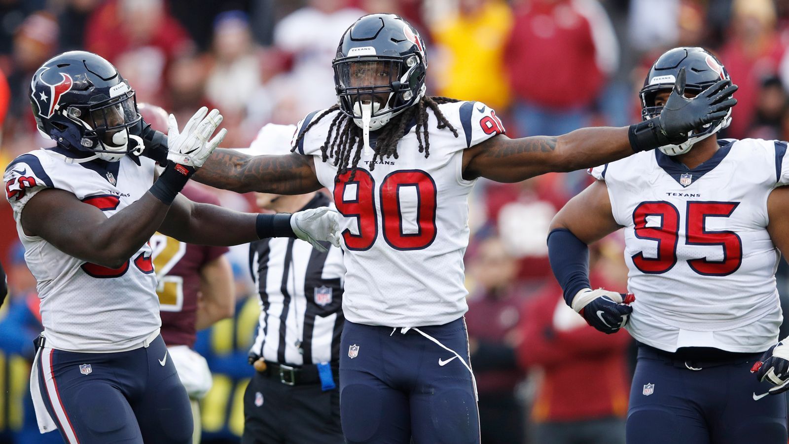 
                <strong>Carolina Panthers: DE Jadeveon Clowney</strong><br>
                Clowney ist einer der Topspieler in der Free Agency. Und was bietet sich für die Panthers beim schwächelnden Pass Rush und dem Abschied von Julius Peppers mehr an, als sich auf den Hometown-Boy zu stürzen? Clowney war in South Carolina am College, wuchs in Rock Hill in der Nähe von Charlotte, der Heimstätte der Panthers auf.
              