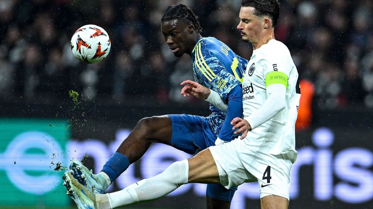 Don-Angelo Konadu (Ajax Amsterdam, 59) im Zweikampf mit Robin Koch (Eintracht Frankfurt, 04), GER, Eintracht Frankfurt vs. Ajax Amsterdam, Fussball, UEFA Europa League, Achtelfinale, Rueckspiel, Sp...