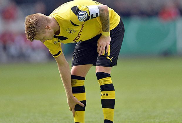 
                <strong>Schrecksekunde</strong><br>
                Ist noch alles in Ordnung? Reus greift sich nach einigen Minuten ans verletzte Sprunggelenk ...
              