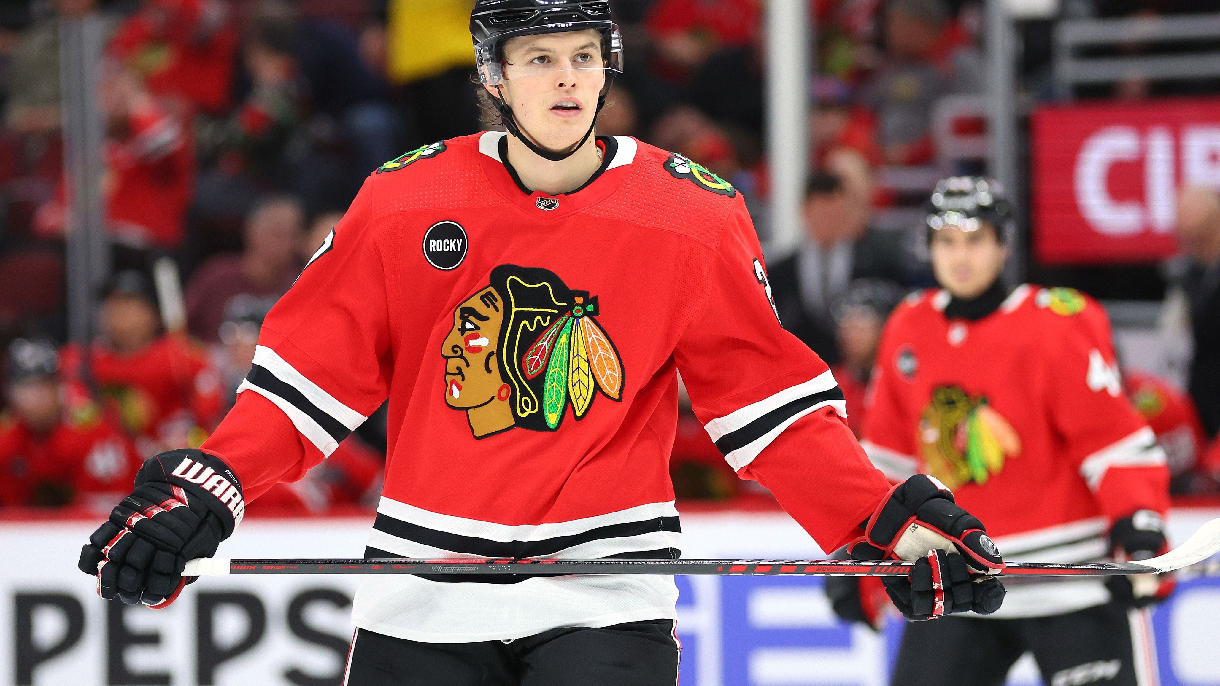 <strong>Lukas Reichel (Chicago Blackhawks)</strong><br>Für Lukas Reichel war es mit den Chicago Blackhawks ebenfalls eine unglückliche Saison. Zwar kam der 21-Jährige 64 Mal zum Einsatz und lieferte 16 Punkte (fünf Tore, elf Assists), doch die Playoffs waren für den Vorletzten der Western Conference überhaupt kein Thema. Bereits Mitte März war rechnerisch nichts mehr möglich für Chicago.