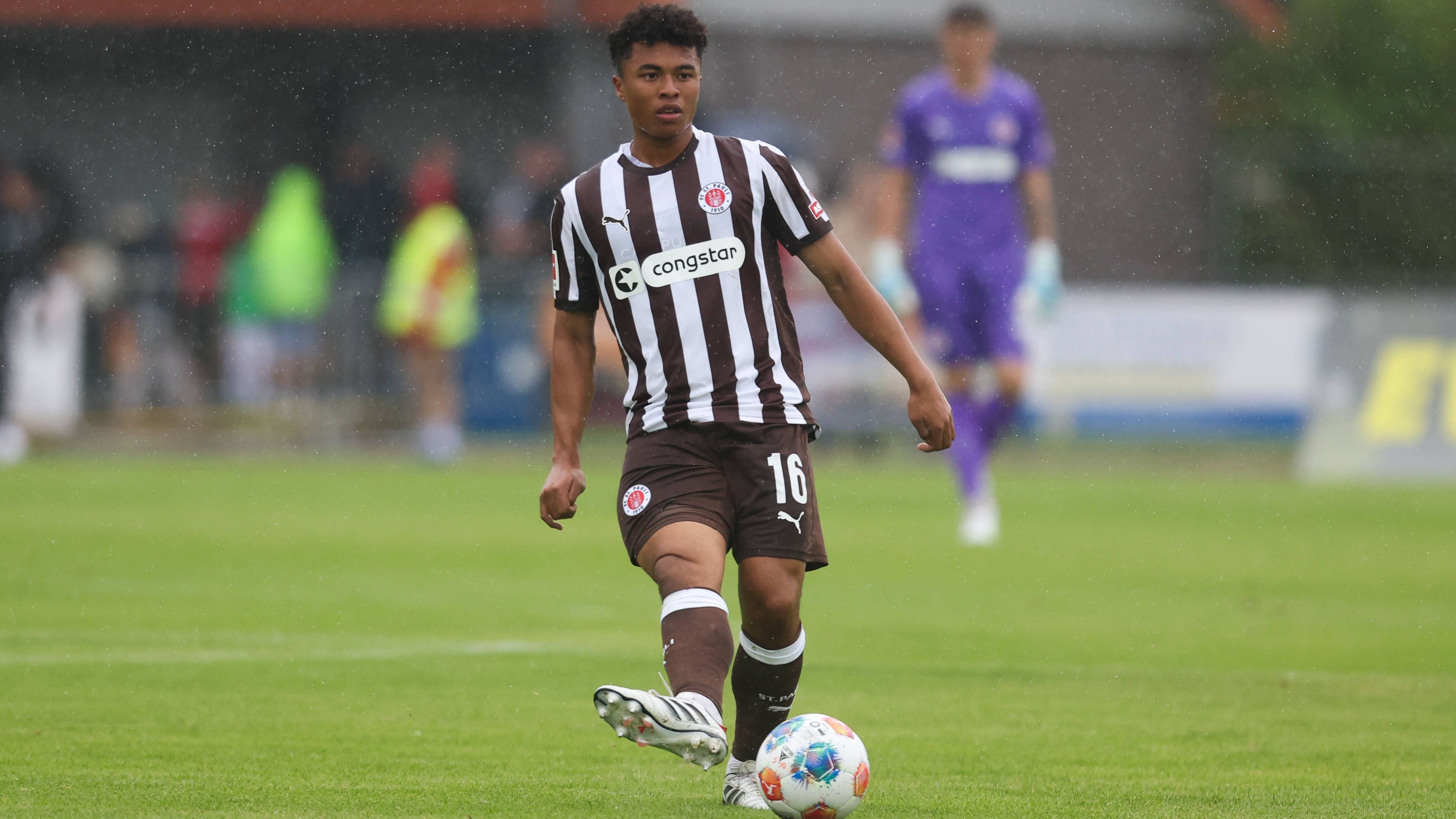 <strong>FC St. Pauli</strong><br><em><strong>Zugänge:</strong></em><br>Joel Chima Fujita (VV St. Truiden, Ablöse: 3,5 Mio. Euro)<br>Louis Oppie (Arminia Bielefeld, Ablöse: 2 Mio. Euro)<br>Jannik Robatsch (Austria Klagenfurt, Ablöse: 400.000 Euro)<br>Simon Spari (Austria Klagenfurt, Ablöse: 200.000 Euro)<br>Arkadiusz Pyrka (Piast Gliwice, ablösefrei)<br>Mathias Pereira Lage (Stade Brest, ablösefrei)<br>Ricky-Jade Jones (Peterborough, ablösefrei)<br>Andreas Hountondji (FC Burnley, Leihe)<br><br><em><strong>Abgänge:</strong></em><br>Philipp Treu (SC Freiburg, Ablöse: 5,5 Mio. Euro)<br>Elias Saad (FC Augsburg, Ablöse, 2 Mio. Euro)<br>Morgan Guilavogui (RC Lens, Ablöse: 1,5 Mio. Euro)<br>Carlo Boukhalfa (FC St. Gallen, ablösefrei)<br>Johannes Eggestein (vereinslos)<br>Eric Oelschlägel (vereinslos)<br>Sascha Burchert (Karriereende)<br>Simon Zoller (Karriereende)