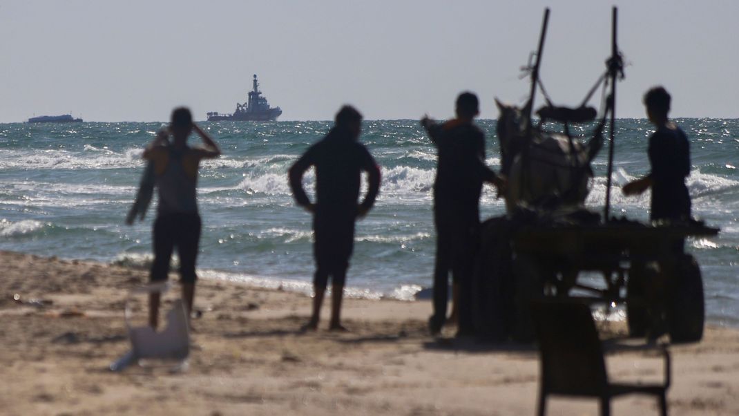 15. März 2024, Palästinensische Gebiete, Gaza: Die "Open Arms" nähert sich mit rund 200 Tonnen Hilfsgütern der Küste des Gazastreifens. 
