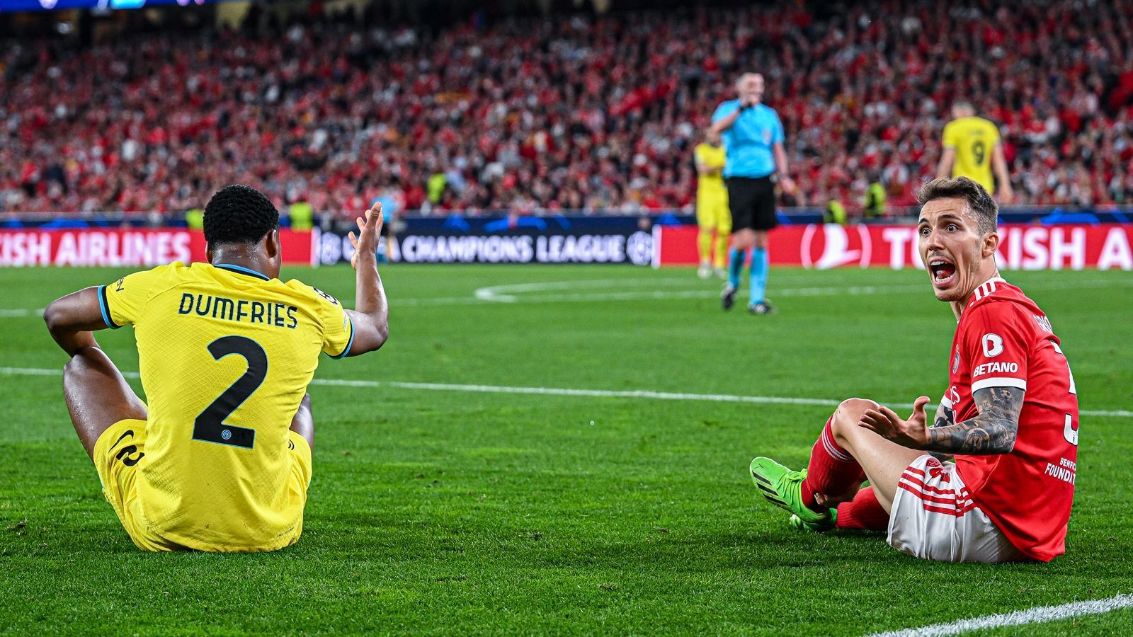 
                <strong>Platz 7: Benfica Lissabon</strong><br>
                Für das bisherige Überraschungsteam Benfica Lissabon dürfte ebenfalls im Viertelfinale Endstation sein. Die Mannschaft des deutschen Trainers Roger Schmidt musste sich im Hinspiel zuhause mit 0:2 gegen Inter Mailand geschlagen geben. Für eine Aufholjagd braucht es also mindestens zwei Tore für Benfica - und genau hier liegt das Problem. Nicht nur gegen die Nerazzurri traf die Schmidt-Elf zuletzt nicht, sondern auch bei der blamablen 0:1-Niederlage in der Liga am Wochenende bei GD Chaves.
              