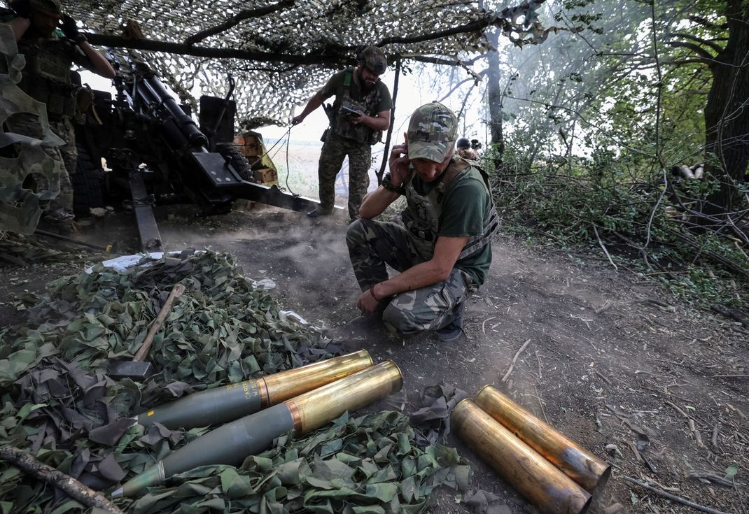 Ein Soldat einer ukrainischen Artillerie-Einheit an der Front nahe der umkämpften Stadt Pokrowsk