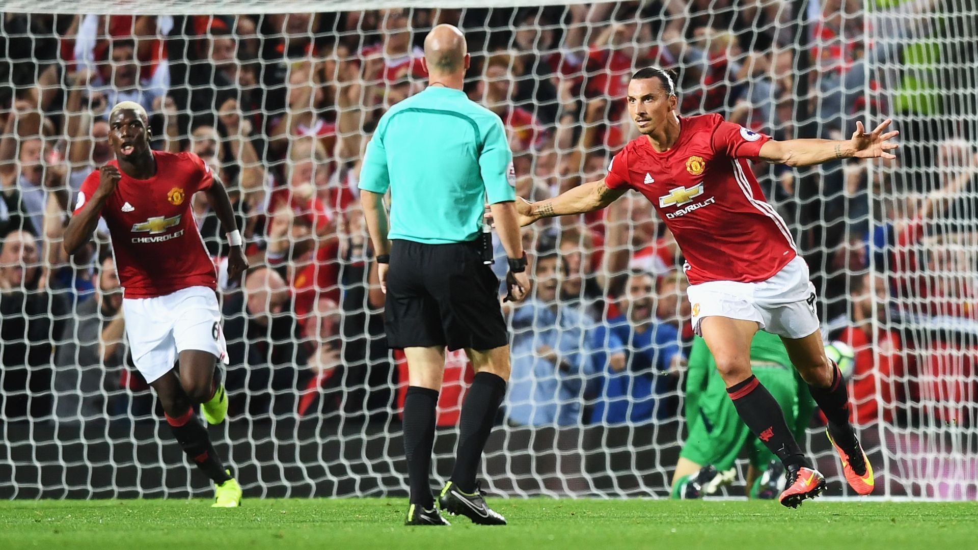 
                <strong>Bei Pogbas Premier-League-Debüt trifft Ibrahimovic doppelt</strong><br>
                Bei seinem ersten Premier-League-Spiel im August 2016 bejubelt er zusammen mit Doppeltorschütze Zlatan Ibrahimovic einen 2:0-Sieg gegen den FC Southampton. Es soll der Beginn einer erfolgreichen Ära werden.
              