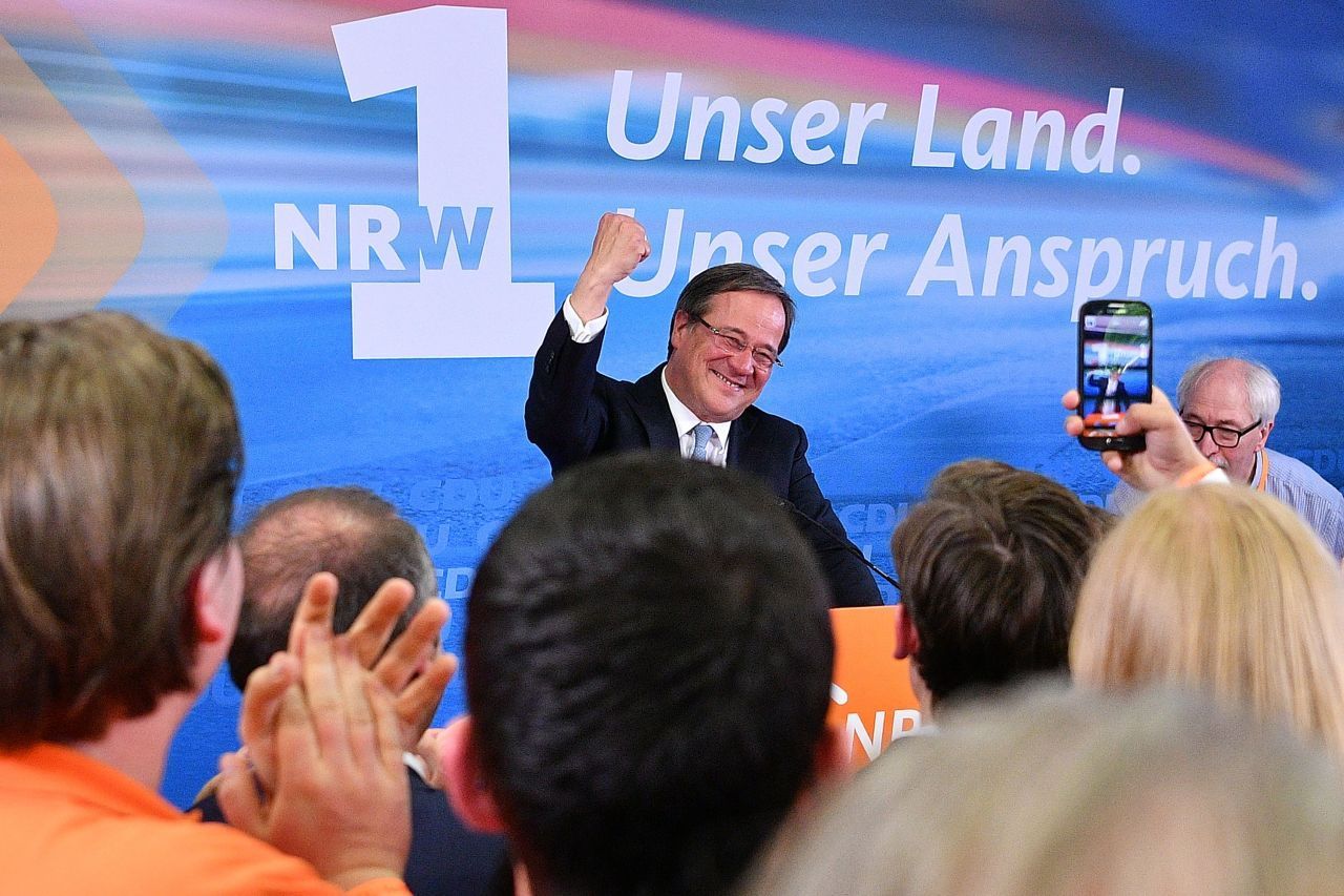 Ein großer erster Schritt in Richtung Kanzleramt gelingt Laschet 2017 bei den Landtagswahlen. Er sichert sich mit der FDP die Mehrheit und führt das Bundesland seitdem als Ministerpräsident an.