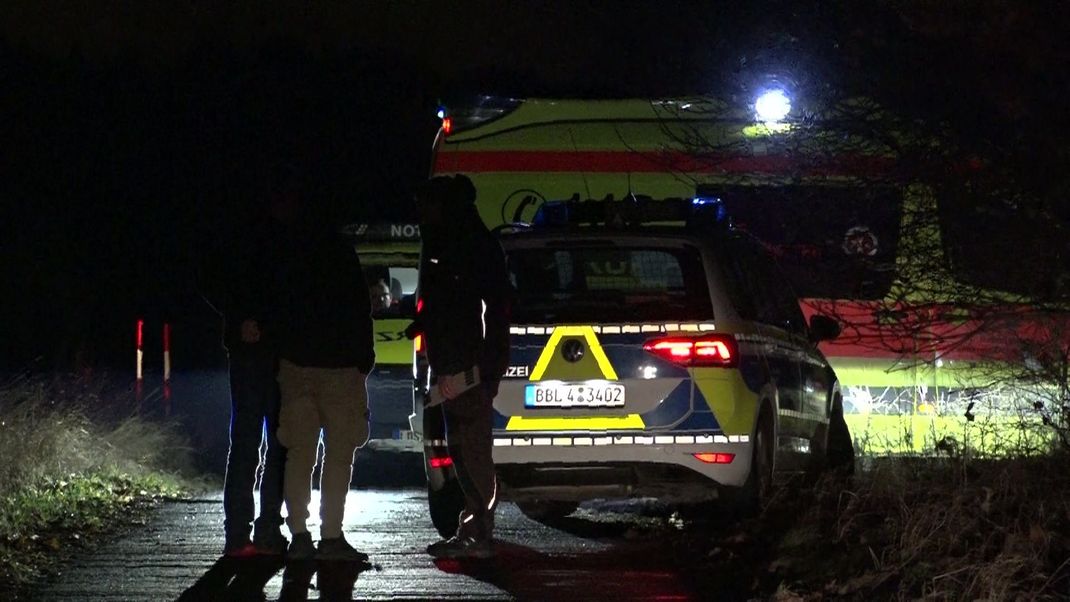 Einsatzkräfte der Polizei, Rettungsdienst und Notarzt sind an einem Tatort im&nbsp;Einsatz (Symbolbild).