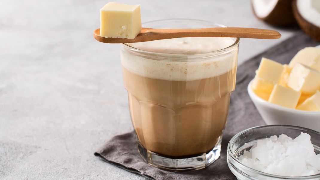 Butterkaffe oder Bulletproof Coffee liegt im Trend. Wir zeigen, was der Drink so alles kann. 