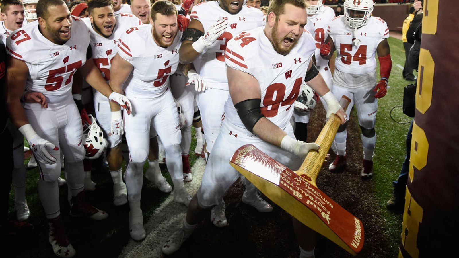 <strong>Minnesota Golden Gophers - Wisconsin Badgers</strong><br>
                Das Duell zwischen den Golden Gophers und den Badgers ist das meistgespielte Rivalitätsgame in der NCAA Division I&nbsp; Subdivision. Seit 1875 duellieren sich beide. Das Besondere ist, dass der Gewinner als Trophäe jedes Jahr eine Axt erhält, die sogenannte Paul Bunyan Axt. Bis zum Jahre 1943 gab es für den Gewinner dieses Duells noch eine Speck-Platte.&nbsp;