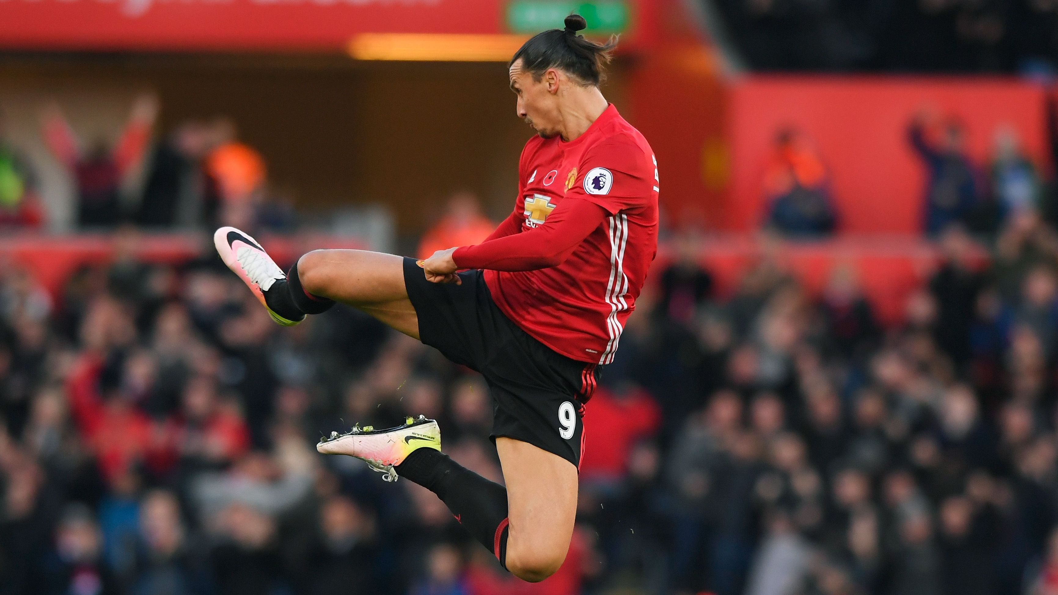 <strong>Zlatan Ibrahimović (Taekwondo-Kämpfer)</strong><br>Der selbsternannte Fußballgott ist bekannt für seine Beweglichkeit und seine präzise Technik im Umgang mit dem Ball. Der Grund dafür ist simpel: Zlatan Ibrahimović hat einen schwarzen Gürtel im Taekwondo. Mit 18 Jahren ließ er den Kampfsport hinter sich und entschied sich für seinen ersten Profivertrag im Fußball. Der Rest ist Geschichte.