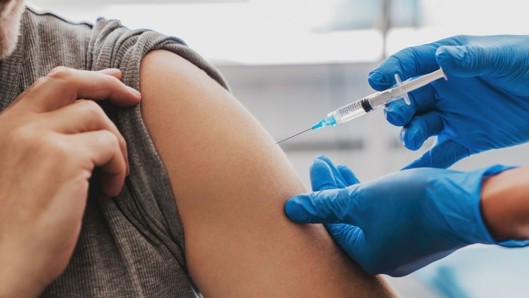 Eine Impfung gegen HPV ist für Frauen und Männer wichtig und sinnvoll.