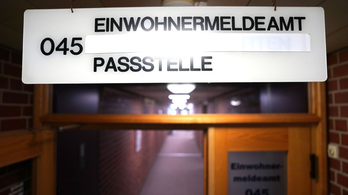 Blick auf den Eingang zum Einwohnermeldeamt und der Passstelle im Rathaus.