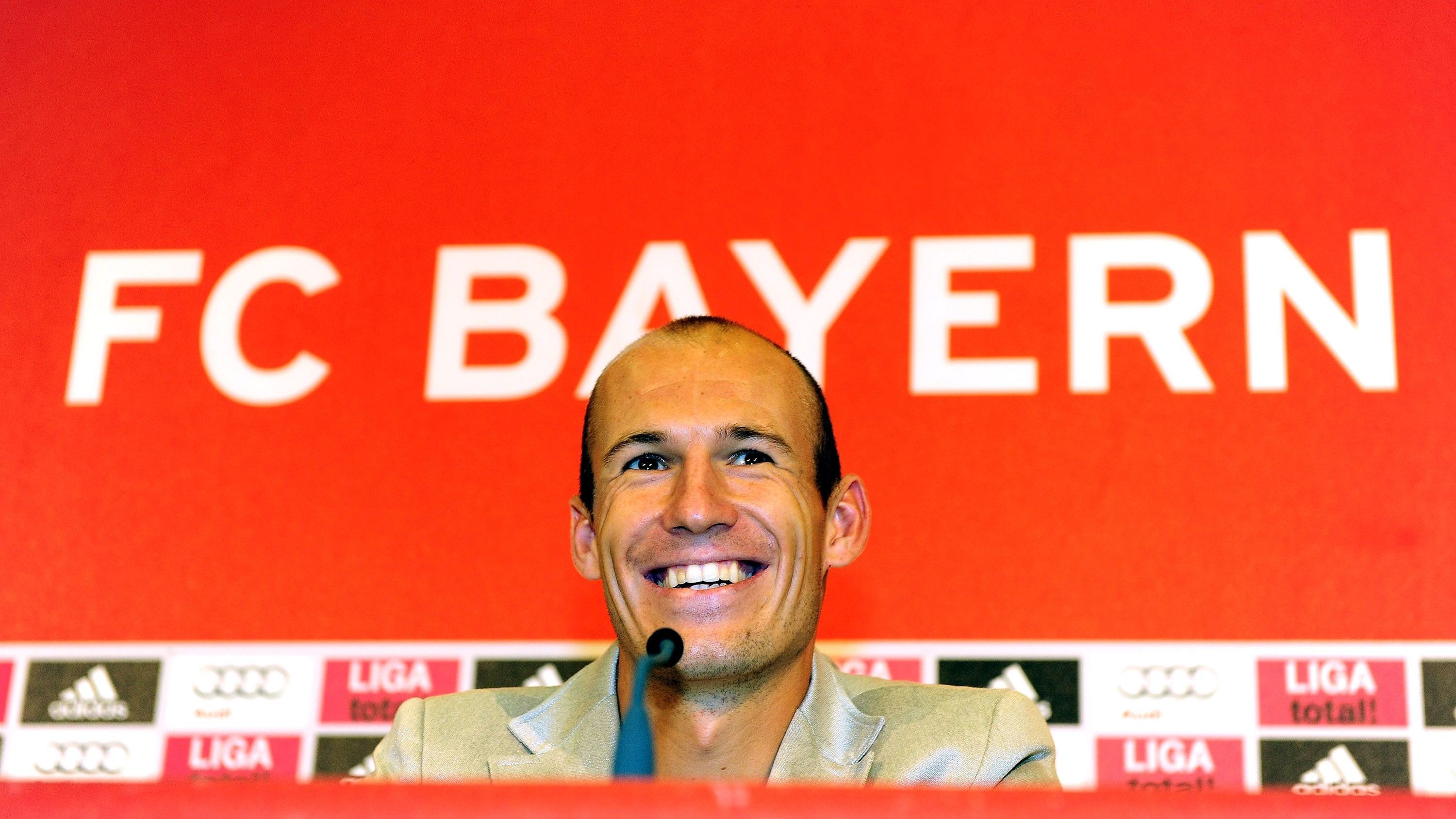 <strong>Last-Minute-Wechsel 2009</strong><br>Kurz vor Ende der Sommer-Transferperiode Ende August 2009 gelang den Münchnern ein echter Coup auf dem Transfermarkt. Für 25 Millionen Euro verpflichtete der FC Bayern völlig überraschend den damals 25-jährigen Flügelspieler Arjen Robben von Real Madrid.
