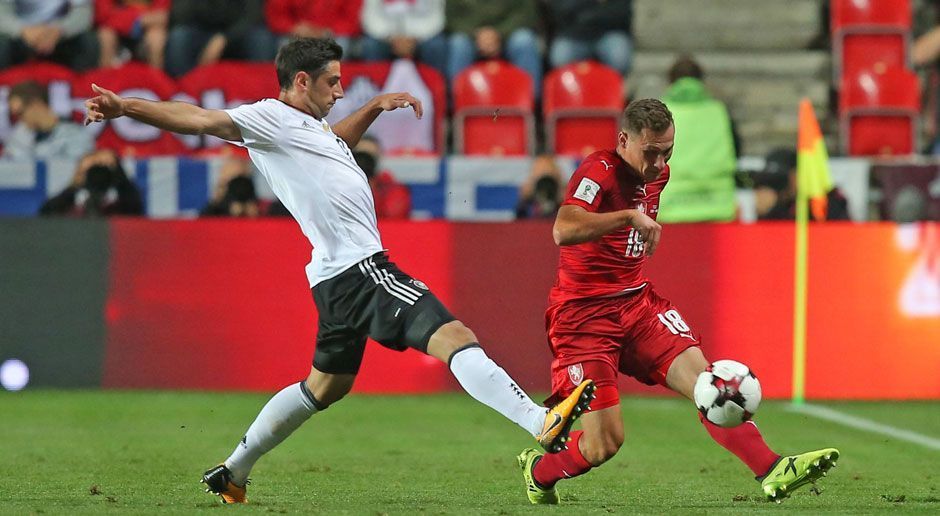 
                <strong>Lars Stindl</strong><br>
                Wie immer lauffreudig, zwischen den Linien und hinter den Spitzen oft anspielbereit, schafft der Gladbacher mit schnellen Pässen Räume. Taucht aber auch hin und wieder ab. Vergibt in der 20. Minute aus guter Position eine Topchance. Kann in den zweiten 45 Minuten auch noch kaum Akzente setzen. Muss in der 67. Minute runter. ran-Note: 3
              