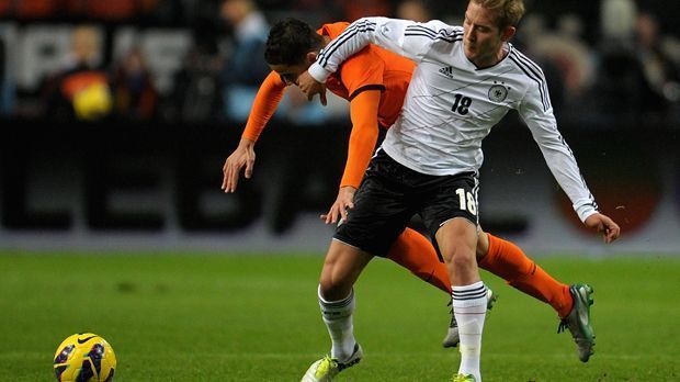 
                <strong>Lewis Holtby</strong><br>
                Bank: Lewis Holtby; Debüt: 17. November 2010 gegen Schweden; damaliger Klub: Mainz 05; Länderspiele insgesamt: 3
              