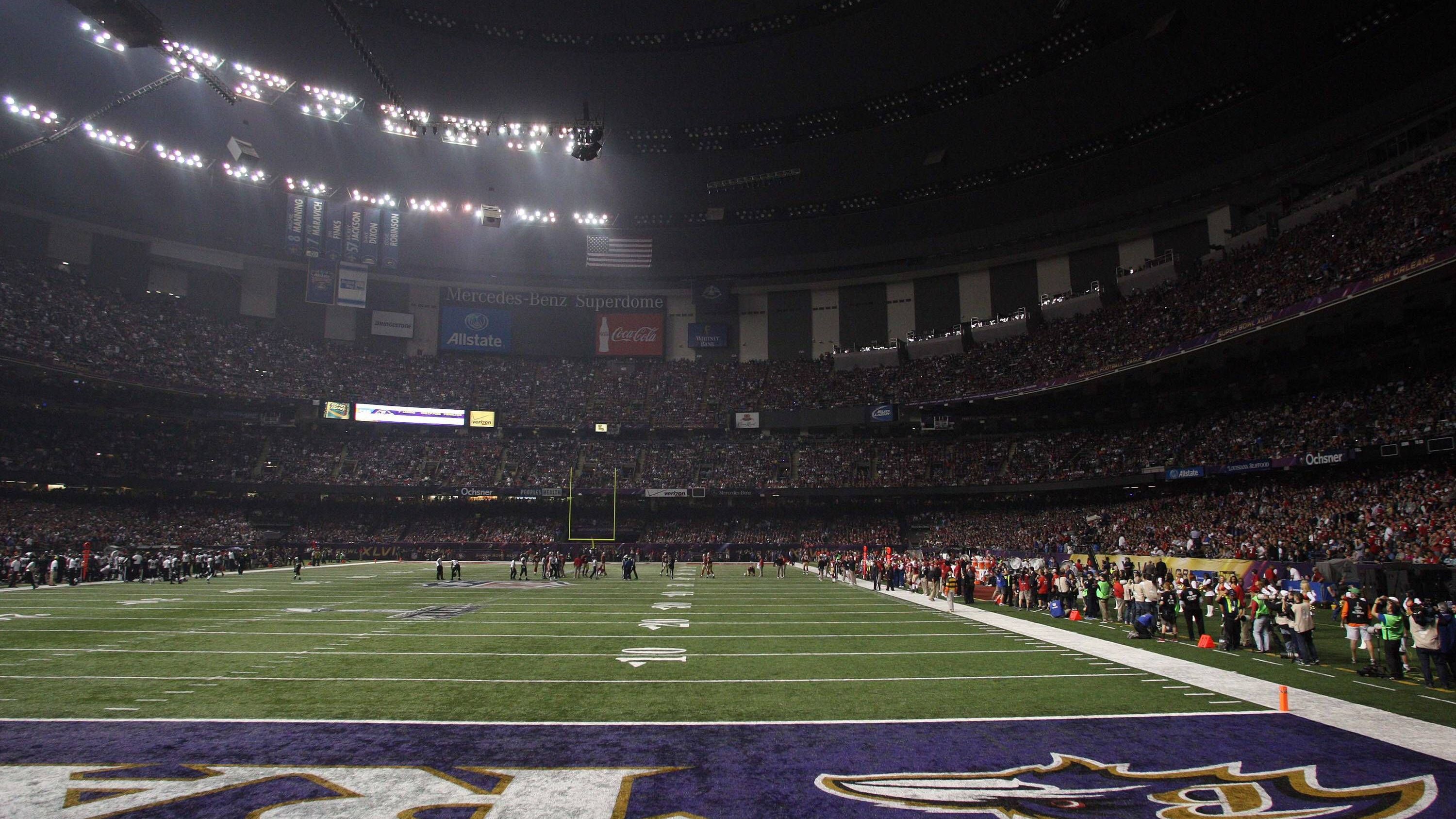 <strong>Stromausfall im Mercedes-Benz Superdome</strong><br>Der Super Bowl XLVII bleibt auch wegen eines kuriosen Vorfalles unvergesslich: Kurz nach Beginn der zweiten Halbzeit fällt der Strom im Mercedes-Benz Superdome in New Orleans aus, im Großteil des Stadions gehen die Lichter aus. Das Spiel wird unterbrochen und es dauert 36 Minuten, bis die Beleuchtung wiederhergestellt wird.