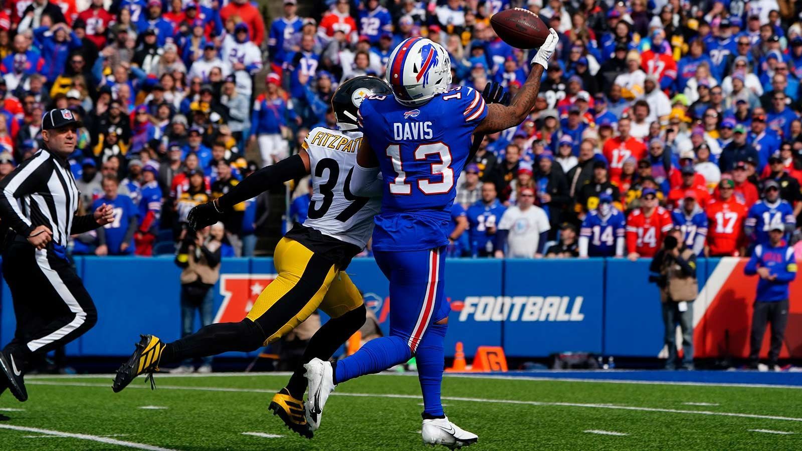 
                <strong>Buffalo Bills – Gabriel Davis, Wide Receiver</strong><br>
                Es gibt nicht viele Spieler in der NFL, die Gabe Davis das Wasser reichen können, wenn es darum geht tiefe Pässe zu fangen. Als Nummer zwei hinter Superstar Stefon Diggs sammelt er im Schnitt 16,8 Yards pro Catch in seiner Karriere. In drei Jahren in der besten Football-Liga der Welt fing der 24-Jährige zudem 20 Touchdowns, was keine Selbstverständlichkeit ist, so wie er von den Buffalo Bills eingesetzt wird. Bleibt er gesund und entwickelt sich im Kurzpass-Spiel weiter, könnte er Diggs in den nächsten Jahren den Rang ablaufen.Honorable Mentions: Running Back James Cook, Defensive End Gregory Rousseau
              