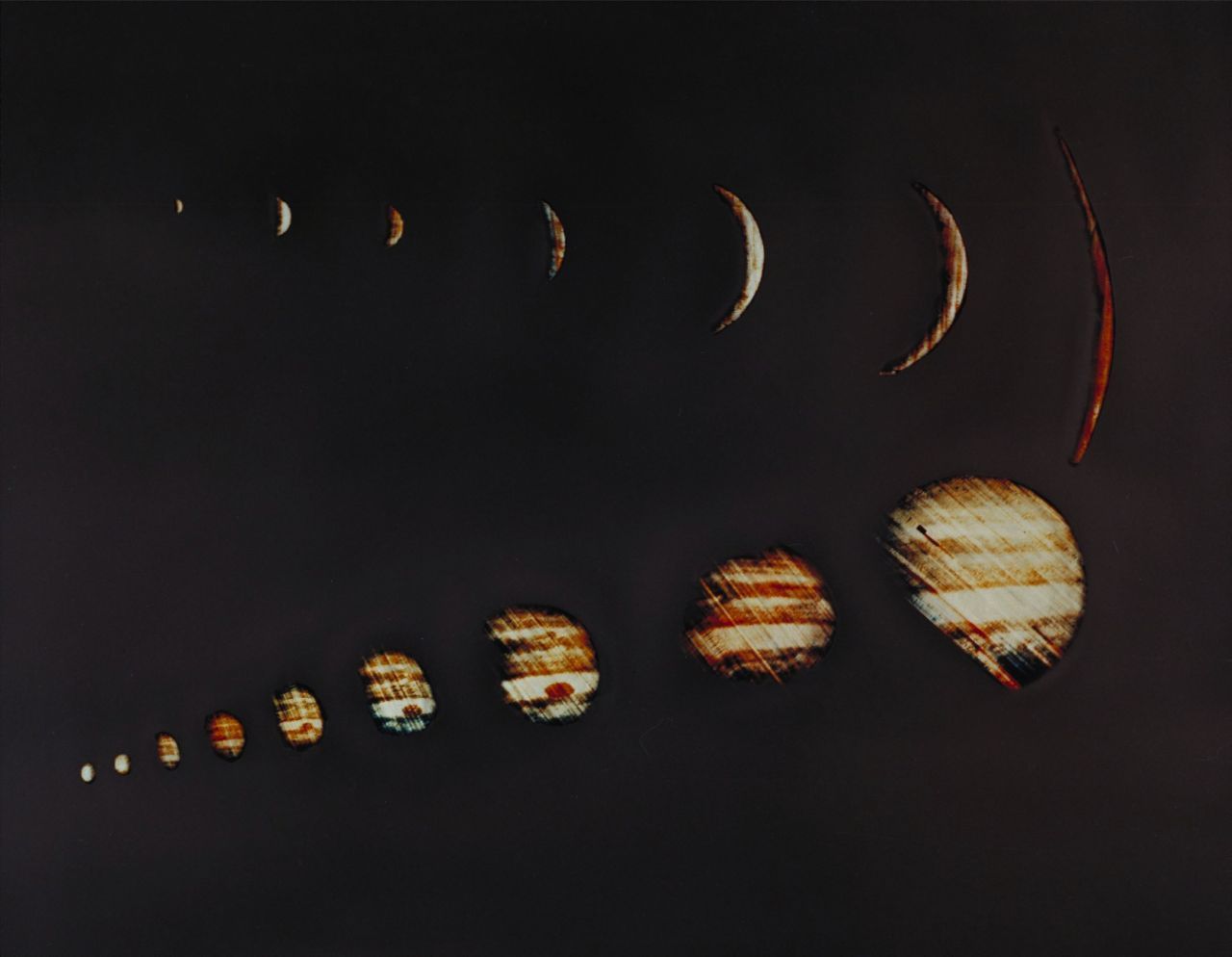 Die ersten am Jupiter waren die beiden US-Raumsonden Pioneer 10 und 11. Erstere flog 1973 nur 43.000 Kilometer über den Wolken an Jupiter vorbei. Ihre Bilder waren allerdings noch recht unscharf.