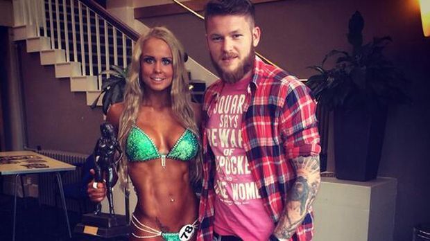 
                <strong>Aron Gunnarsson stolz auf Freundin</strong><br>
                Cardiff City kämpft in der Premier League gegen den Abstieg, aber Mittelfeldspieler Aron Gunnarsson kann trotzdem lächeln: seine Freundin Kris hat in einem Bikini-Wettbewerb den zweiten Platz belegt. 
              