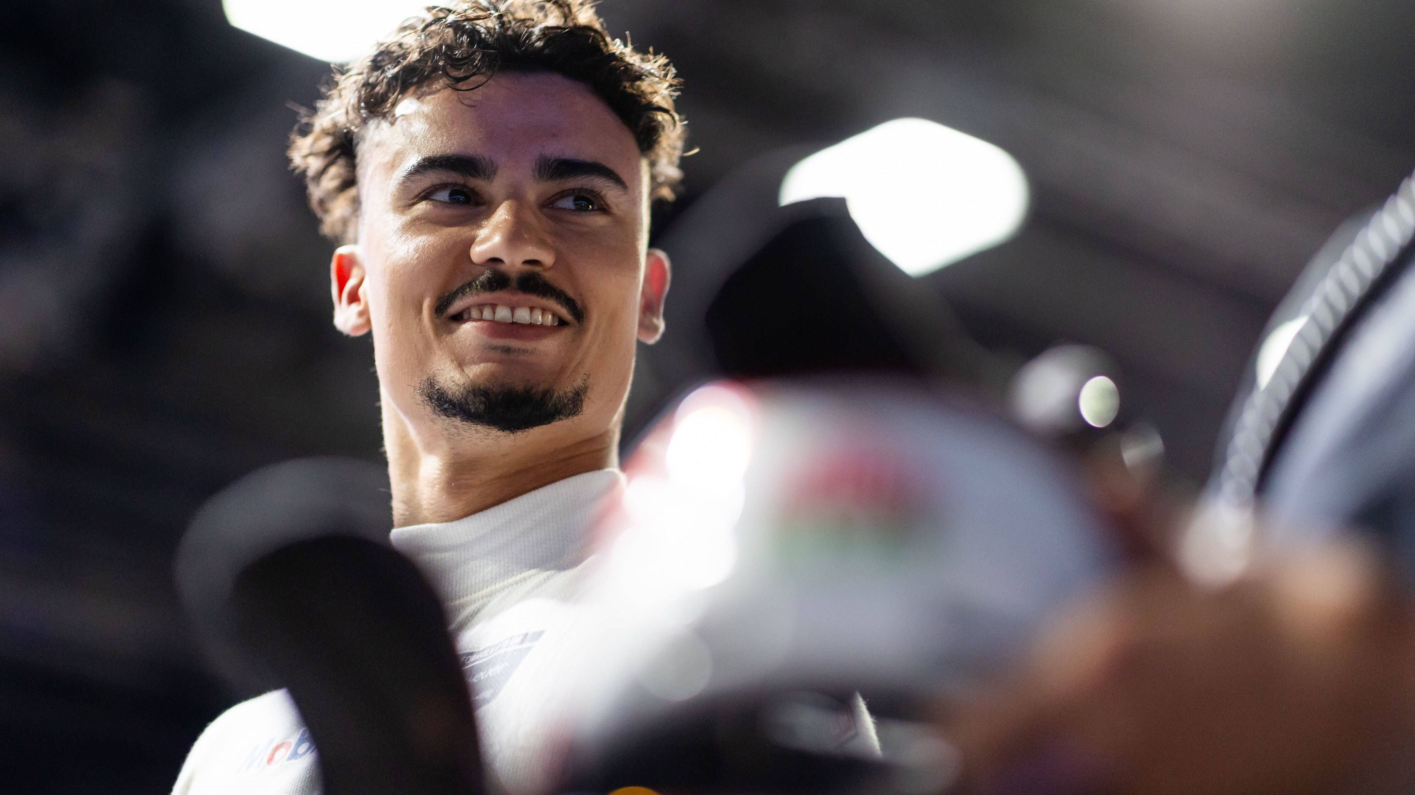 <strong>Pascal Wehrlein (Porsche)</strong><br>… unser bislang bestes in der Formel E und ein riesiger Schritt nach vorne im Vergleich zu letzter Saison“, bilanzierte Wehrlein, der die Fahrerwertung über einen Großteil der Saison anführen konnte, am <strong><em>ran</em></strong>-Mikrofon. Ab Januar will der Sigmaringer dann von neuem in der Formel angreifen: "Wenn wir es schaffen, konstanter vorne mitzufahren, wird das nächste ein sehr gutes Jahr!"