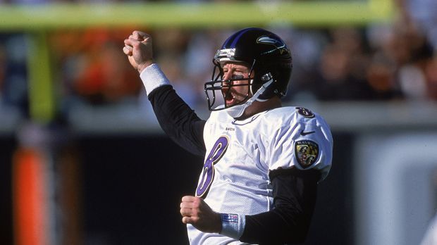 
                <strong>Trent Dilfer</strong><br>
                Nach durchwachsenen Jahren bei den Tampa Bay Buccaneers ging Dilfer 2000 zu den Baltimore Ravens, als Backup von Tony Banks. Der flog nach acht Interceptions und fünf Fumbles nach acht Spielen aus der Startformation. Dilfer nutzte die Chance, überzeugte zwar auch nicht vollends, doch auch dank der überragenden Defense feierte er den Sieg im Super Bowl XXXV, die Ravens schlugen die Giants 34:7.
              