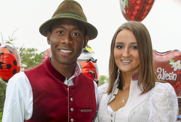 
                <strong>David Alaba mit Freundin Katja Butylina</strong><br>
                Ein Österreicher in bayrischer Tracht. David Alaba und Freundin Katja posieren gut gelaunt für die Kameras.
              