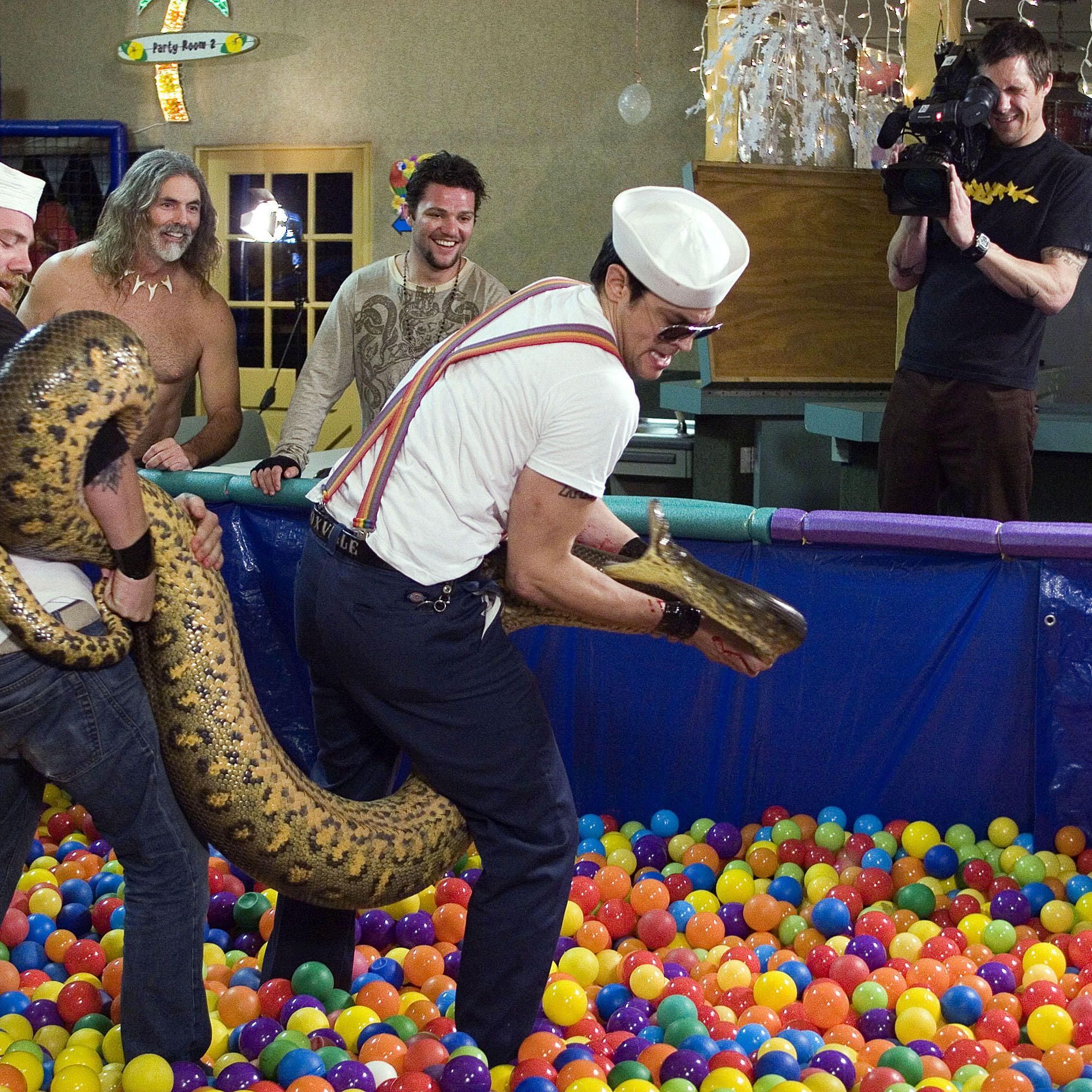 Johnny Knoxville macht in "Jackass: Nummer Zwei" ein Rodeo auf einer riesigen Schlange im Bällebad