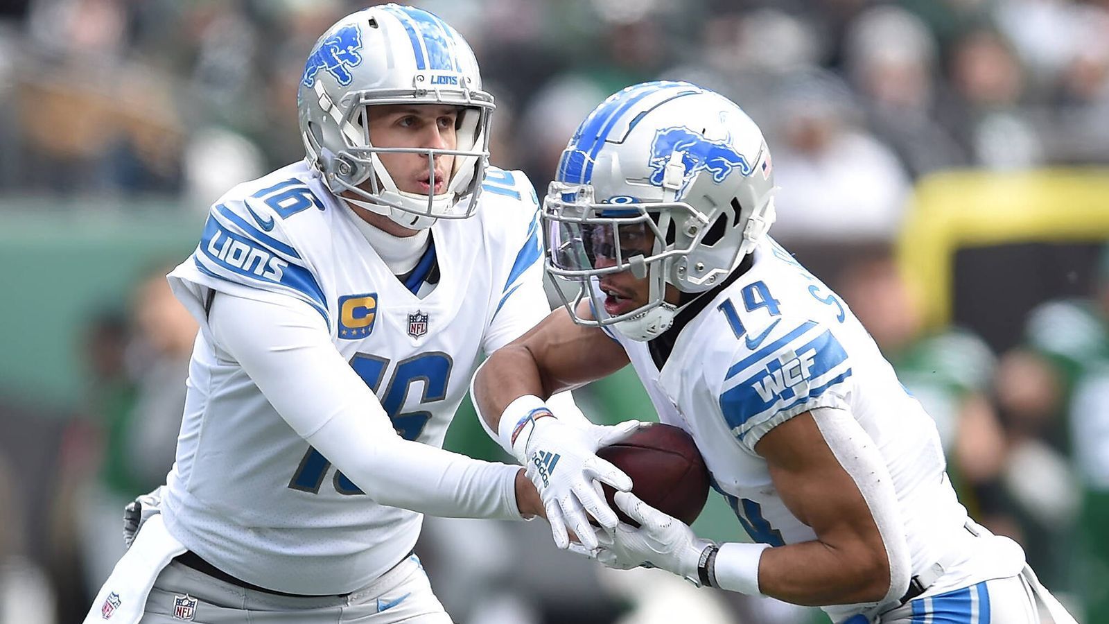 
                <strong>Detroit Lions </strong><br>
                Der Blick der deutschen NFL-Fans dürfte auch 2023 oft nach Detroit wandern. Kann Amon-Ra St. Brown seine fantastische 2022er-Saison (1.161 Receiving Yards und sechs Touchdowns) bestätigen? Neben sehr guten Zahlen stellte der 23-Jährige sogar den einen oder anderen Rekord auf. Mit Jared Goff zieht ein durchaus erfahrener und solider Quarterback die Fäden in der Offensive. Ein wirklicher Superstar wird der 28-Jährige aber wohl nicht mehr. Die Chemie zwischen den beiden stimmt aber.
              