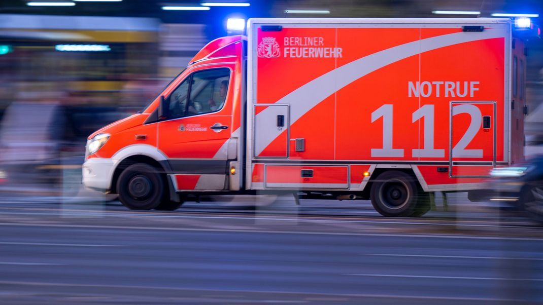 Eine 17-Jährige ist bei einer Abiturfeier in Berlin-Neukölln nach Angaben eines Polizeisprechers durch eine Plexiglaskuppel gestürzt und tödlich verletzt worden. 