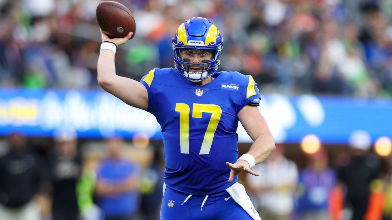 
                <strong>Baker Mayfield</strong><br>
                Der Nummer-1-Pick des NFL Draft 2018 erlebte fünf turbulente Jahre in der NFL. Erst verbrachte er vier Spielzeiten bei den Cleveland Browns, ehe ihm Deshaun Watson vor die Nase gesetzt wurde. Bei den Carolina Panthers erlebte er einen unglücklichen Saisonverlauf und landete daraufhin bei den Los Angeles Rams. In seinen drei Einsätzen (2 Siege) warf Mayfield für 571 Yards, vier Touchdowns und eine Interception. Zur kommenden Saison kann er als Free Agent wechseln.
              