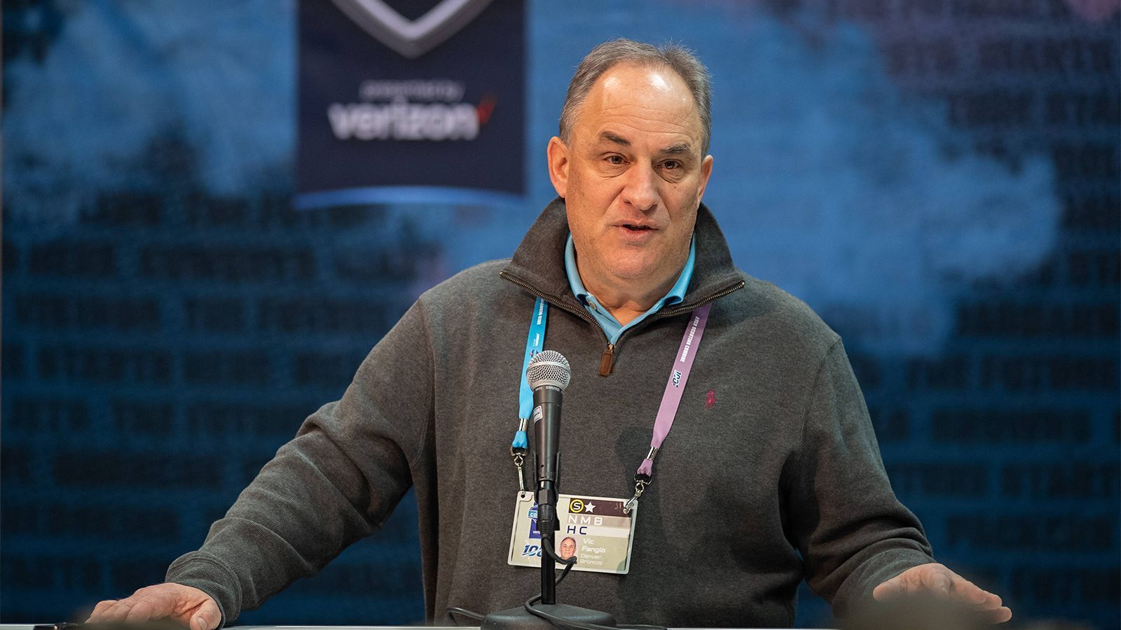 
                <strong>Vic Fangio ist der neue Head Coach</strong><br>
                Mit Vic Fangio haben die Broncos einen ausgewiesenen Defensivspezialisten als neuen Head Coach präsentiert. Für den 60-Jährigen, der als Defensive Coordinator der Chicago Bears deren starke Defense formte, ist es der erste Job als Cheftrainer in der NFL. Seine Philosophie und defensive Grundorientierung kommen bei den Spielern nach den ersten Trainingswochen sehr gut an. "Ich fühle mich, als wäre ich für diese Defense geboren", erklärte der sichtlich begeisterte Defensive End Derek Wolfe am Rande der OTAs: "Ich verliebe mich gerade in diese Defense. Das letzte Mal, dass ich ein vergleichbares Gefühl hatte, war, als ich zum ersten Mal mit der Verteidigung von Wade (Phillips, Defensive Coordinator der Broncos von 2015 bis 2016, Anm. d. Red.) Kontakt hatte."
              