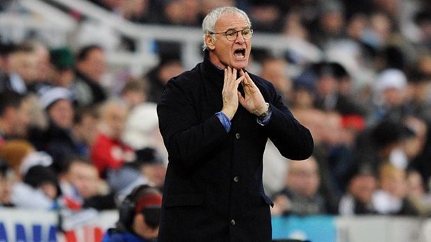 
                <strong>Teammanager Claudio Ranieri</strong><br>
                Im Sommer 2015 übernimmt Teammanager Claudio Ranieri - und der Italiener passt perfekt zu Leicester. Es ist für ihn die zweite Station in England. Zuvor versucht er sich zwischen 2000 und 2004 knapp vier Jahre beim FC Chelsea. Zuletzt scheitert der 64-Jährige aber kläglich beim Versuch, Griechenlands Nationalteam zur EM 2016 zu führen. Nach einem mickrigen Punkt aus vier Quali-Spielen - darunter ein 0:1 gegen die Färöer Inseln - ist schon wieder Schluss bei "Hellas" - gut für Leicester.
              