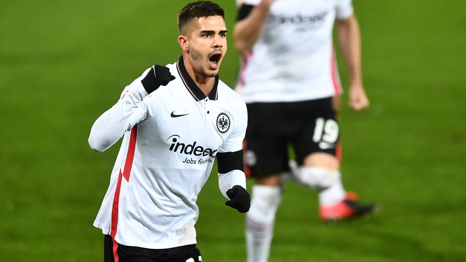 
                <strong>Platz 9: Eintracht Frankfurt</strong><br>
                &#x2022; Abgänge zu anderen Bundesligaklubs: 16<br>&#x2022; Meiste Abgänge an: 1. FSV Mainz 05 (3)<br>
              