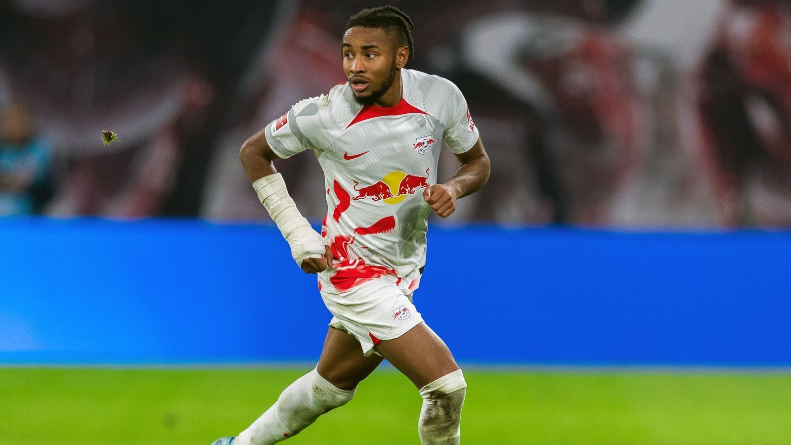 
                <strong>Christopher Nkunku (RB Leipzig)</strong><br>
                Mit Christopher Nkunku wird Leipzigs Topscorer zu Jahresbeginn fehlen und damit auch gleich zum Auftakt im Topspiel gegen die Bayern. Der 25-jährige Franzose, der im Sommer 2023 wohl beim FC Chelsea landen wird, laboriert an einem Außenbandriss, der ihn schon die WM-Teilnahme kostete. Mit einer Rückkehr des Offensivspielers wird in Leipzig frühestens Ende Februar gerechnet. 
              