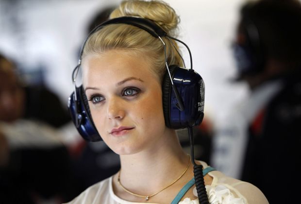 
                <strong>Emilia Pikkarainen</strong><br>
                In der Boxengasse drückt Emilia dem Williams-Piloten die Daumen
              